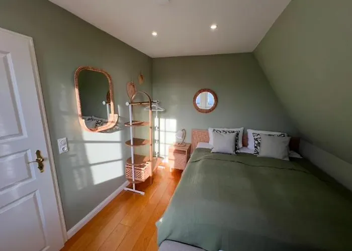 Semesterbostad Ferienhaus-strandallee95-direkt-am-strand *