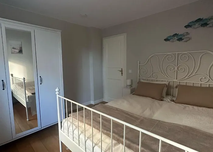 Semesterbostad Ferienhaus-strandallee95-direkt-am-strand *